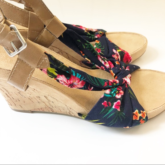 AEROSOLES Shoes - Floral Wedges Tan NWOT Aerosoles tropical